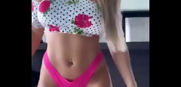  loira gostosa dançando de bikini rosa uma delicia